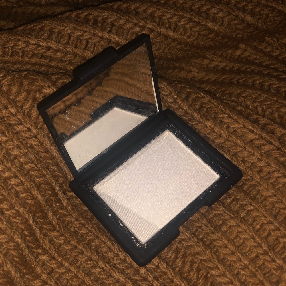 NARS Albatross Highlighting Powder - Picture 3 of 3